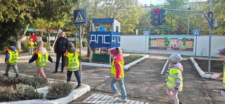 С воспитанниками евпаторийского детского сада проведено занятие в автогородке